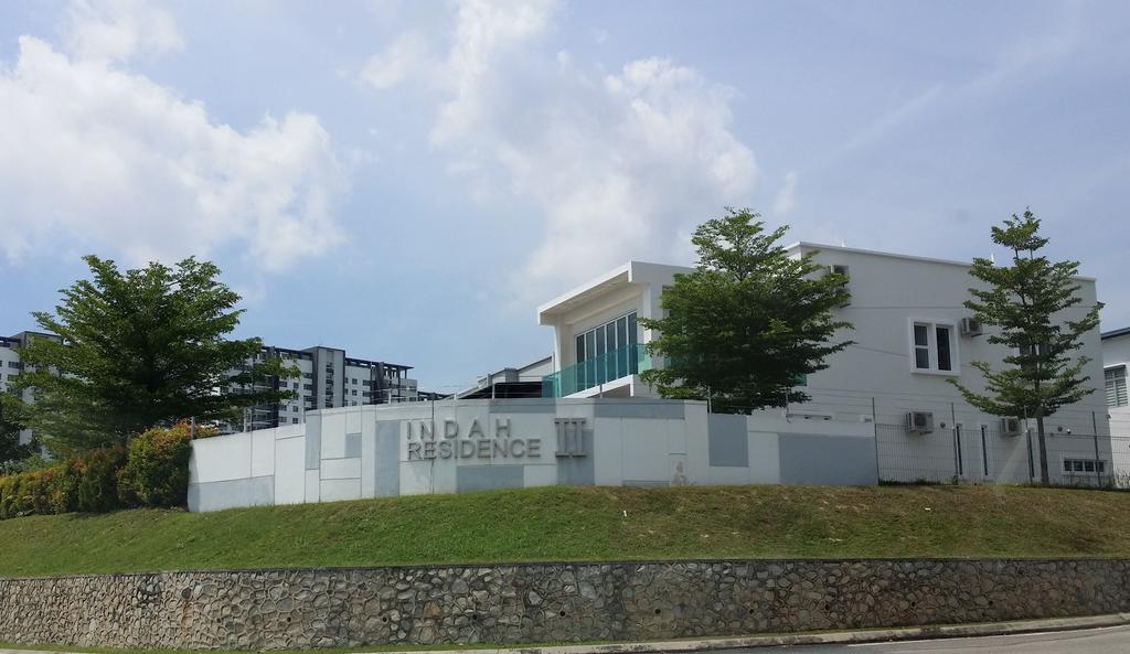 The Loft Guesthouse Bukit Indah Jb